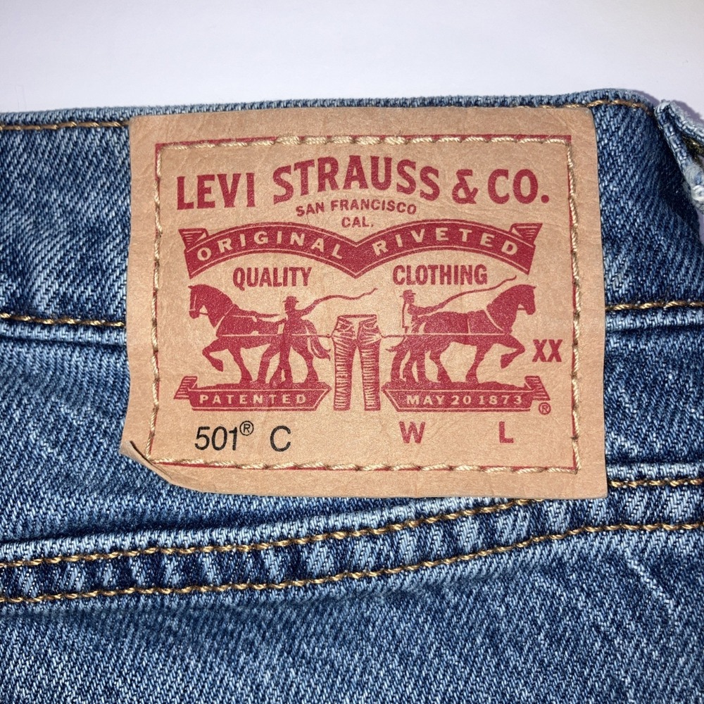Levi's Women's Straight Leg Jeans in Medium Blue Wash - Picture 8 of 16